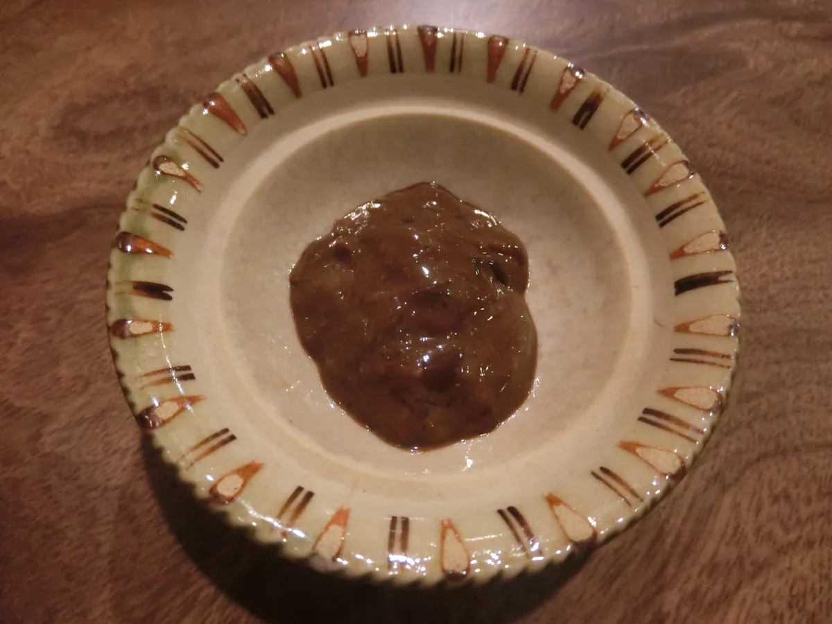 小皿に盛られた、艶のある茶褐色のペースト状の渋うるか