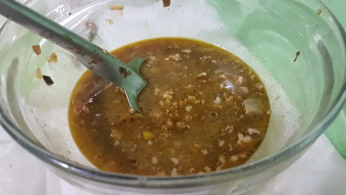 白い椀に盛られた茶色いスープ状のパパイタン