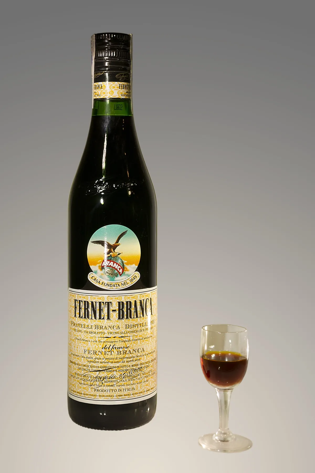 Fernet-Brancaのラベルが貼られた濃い色のガラス瓶