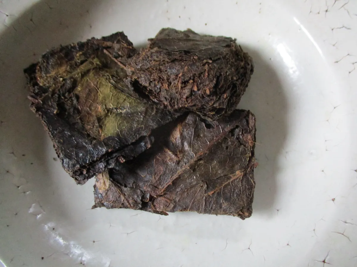 黒っぽく丸みを帯びた碁石茶の茶葉が積み重なった様子