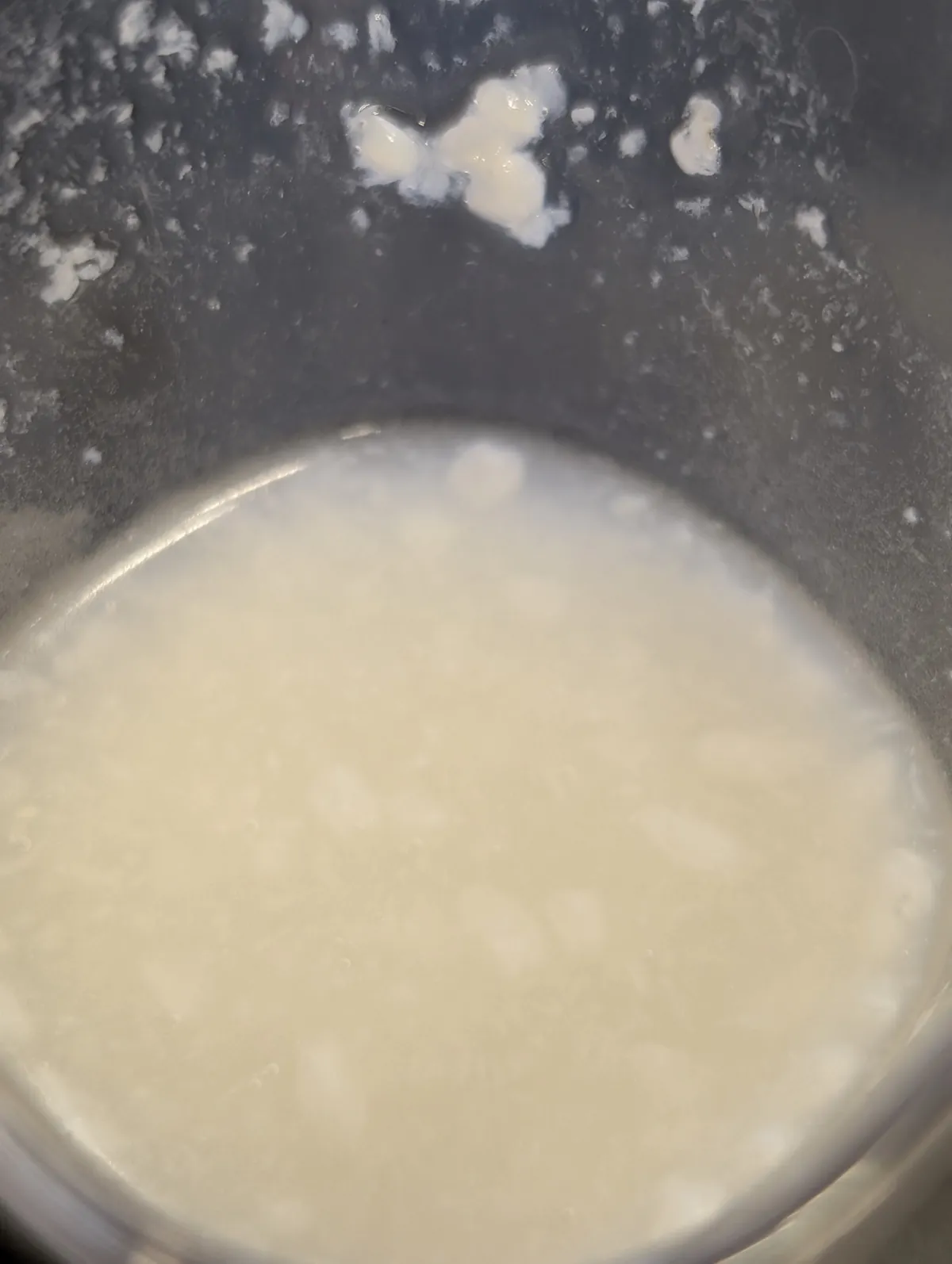 透明なカップに注がれた淡い黄色の生酒