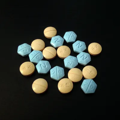 白い円形の錠剤が複数並んでいる写真