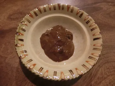 小皿に盛られた、艶のある茶褐色のペースト状の渋うるか