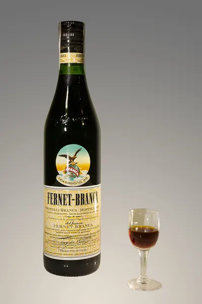 Fernet-Brancaのラベルが貼られた濃い色のガラス瓶
