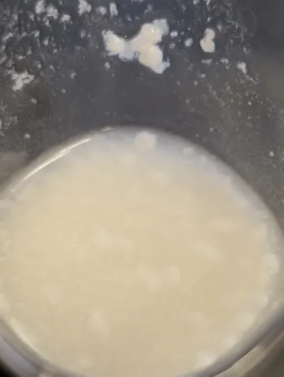透明なカップに注がれた淡い黄色の生酒