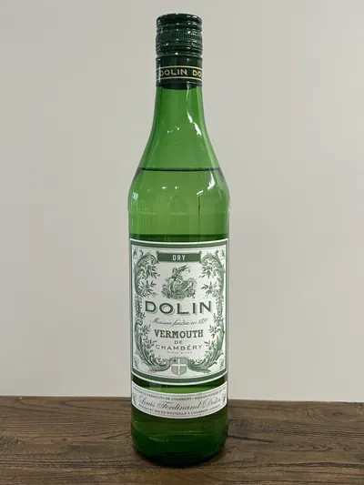 Dolinのラベルが貼られた透明なガラス瓶入りドライベルモット