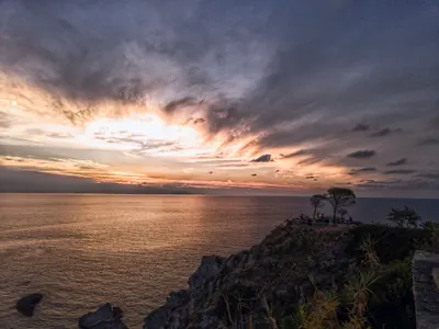 夕陽に照らされた岬と海岸線の景観写真